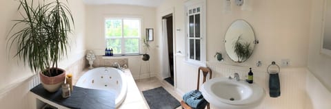 ForestFarmStay • Light Filled Suite w/ Luxury Tub