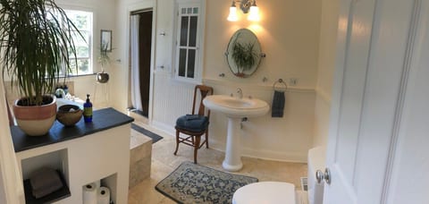 ForestFarmStay • Light Filled Suite w/ Luxury Tub