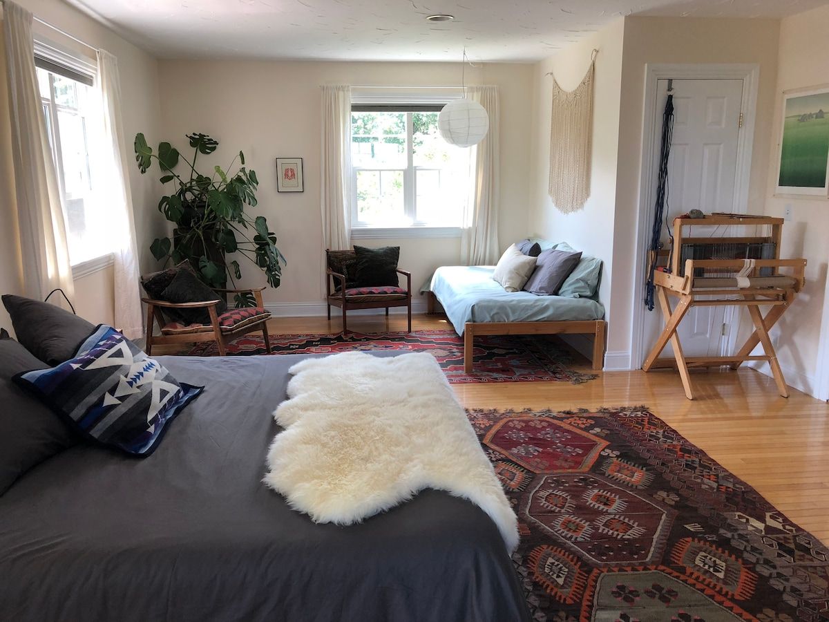 ForestFarmStay • Light Filled Suite w/ Luxury Tub