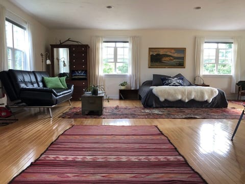 ForestFarmStay • Light Filled Suite w/ Luxury Tub