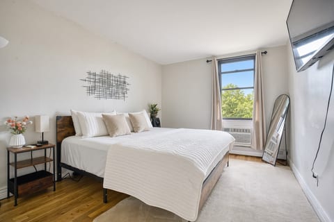 Bedroom 1, King Bed
