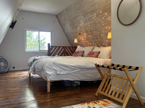Lucky A Getaway: A-Frame, Lake Views, Hot Tub, Ark