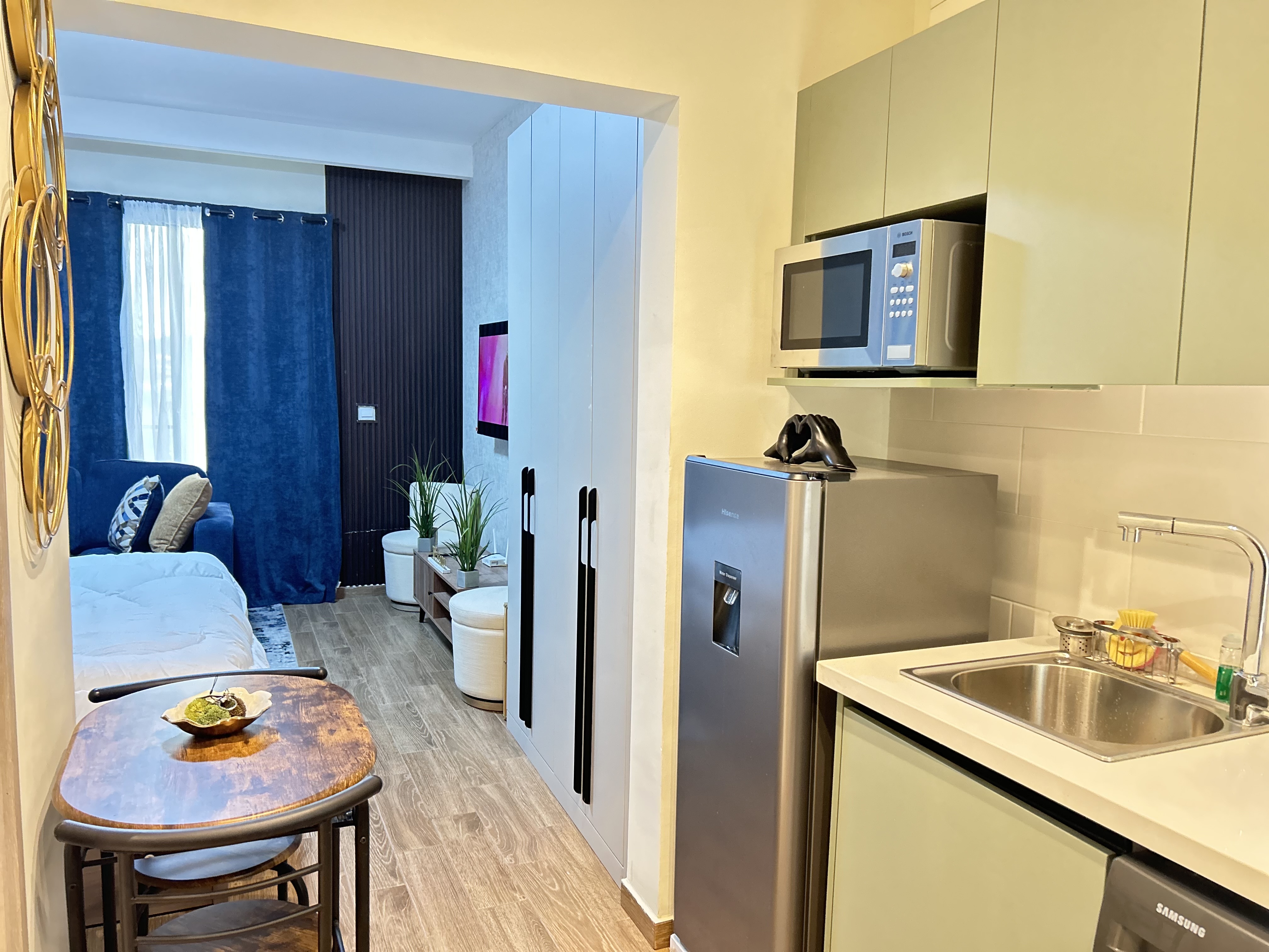 Modern Cozy Cute Studio Airport West!
