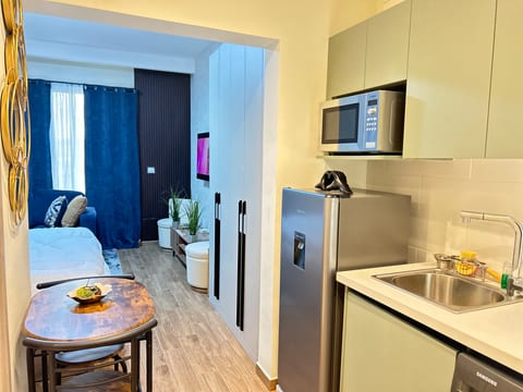 Modern Cozy Cute Studio Airport West!