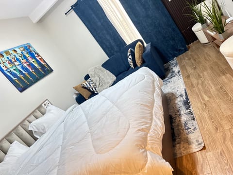 Modern Cozy Cute Studio Airport West!