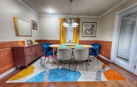 Cozy n’ Stylish Home, 5-mins walk from the beach!