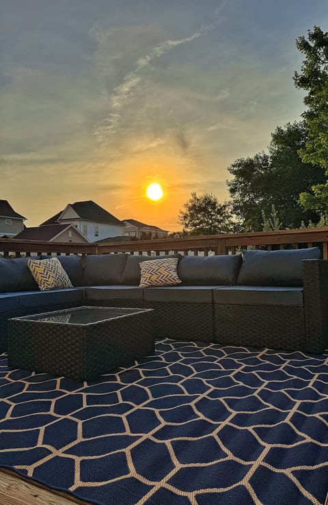 Cozy n’ Stylish Home, 5-mins walk from the beach!