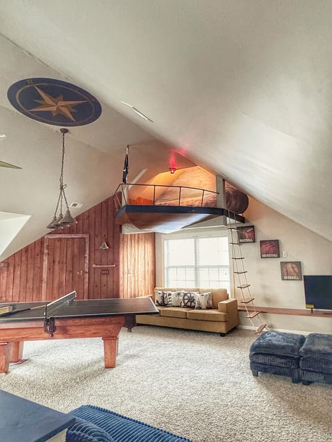 Cozy n’ Stylish Home, 5-mins walk from the beach!