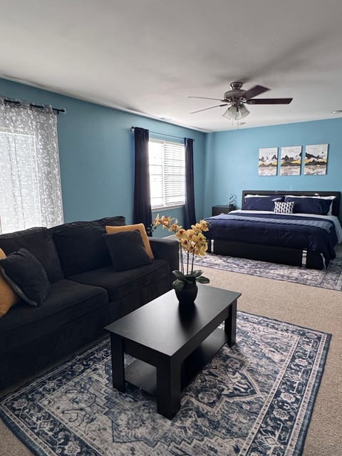 Cozy n’ Stylish Home, 5-mins walk from the beach!