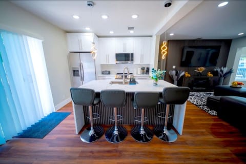 Modern 4BR Home w/ Pool, Games near Beach & FLL