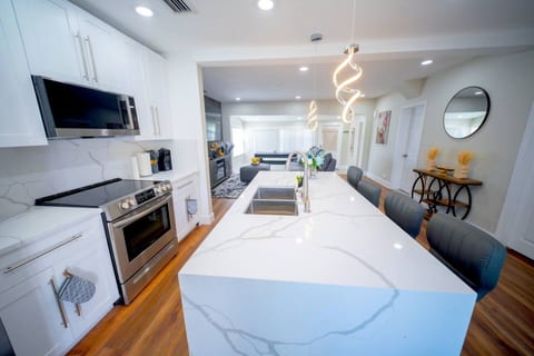 Modern 4BR Home w/ Pool, Games near Beach & FLL
