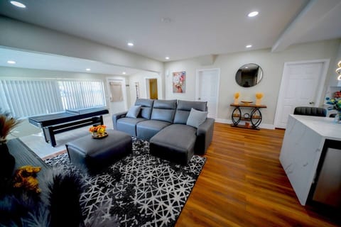 Modern 4BR Home w/ Pool, Games near Beach & FLL