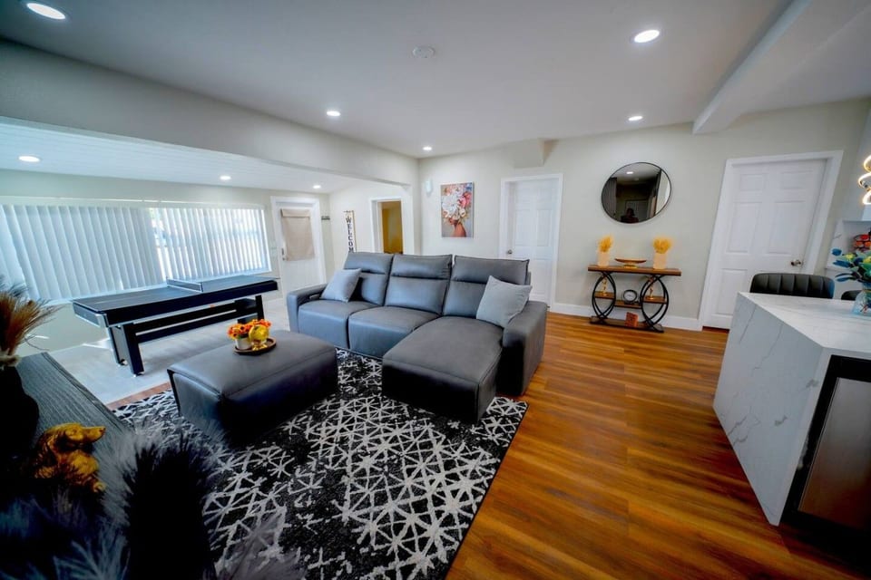Modern 4BR Home w/ Pool, Games near Beach & FLL - Fort Lauderdale