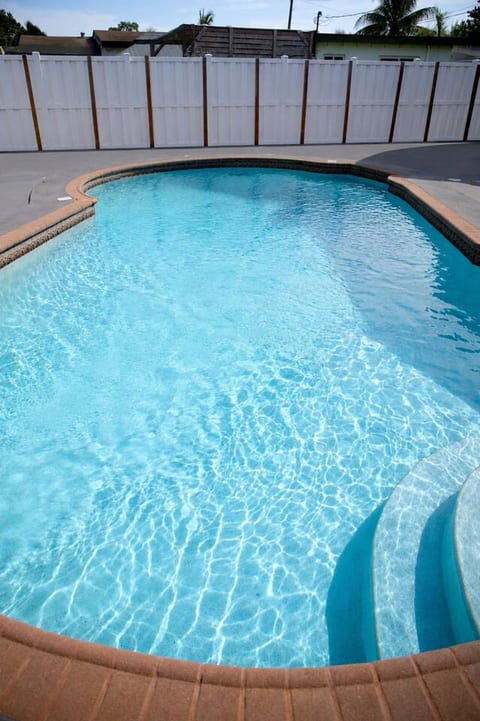Modern 4BR Home w/ Pool, Games near Beach & FLL
