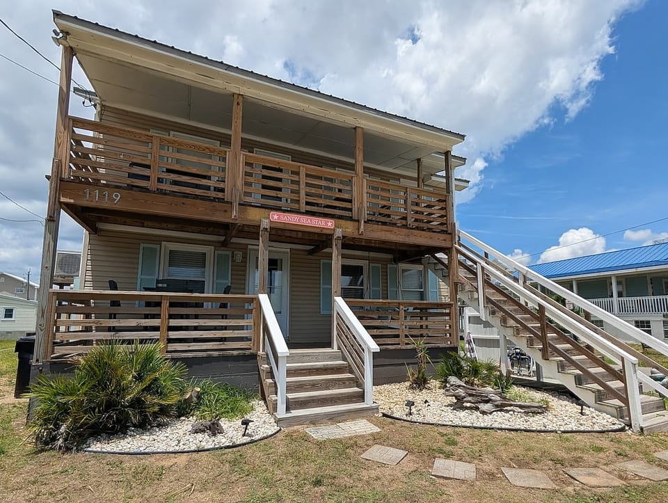 Sandy Sea Star— Entire House—Steps from the beach! image 1