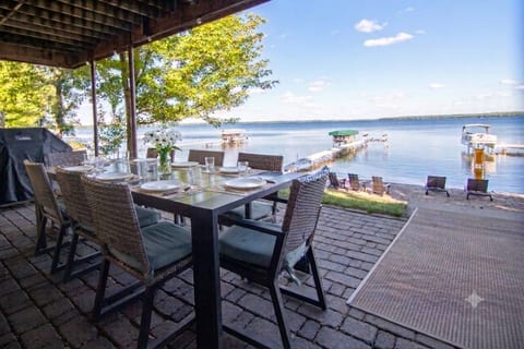 Large Luxury Log Home, Sandy Beach, Pontoon, Sauna