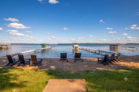 Large Luxury Log Home, Sandy Beach, Pontoon, Sauna