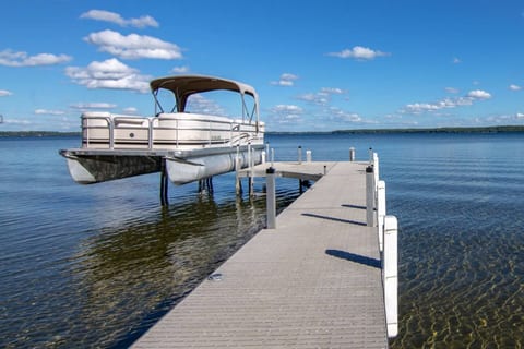 Large Luxury Log Home, Sandy Beach, Pontoon, Sauna