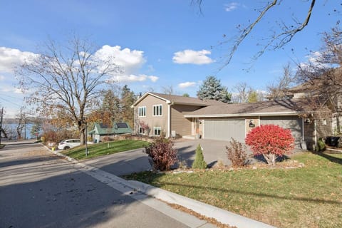 Modern Upper Unit | Hot Tub | Medicine Lake