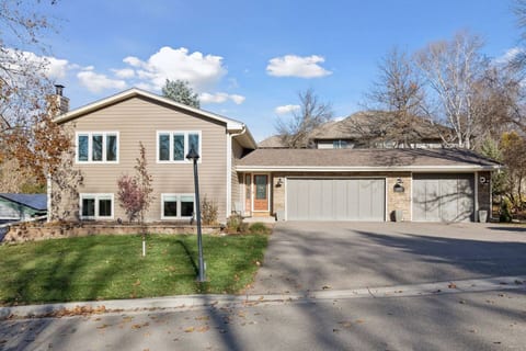 Modern Upper Unit | Hot Tub | Medicine Lake