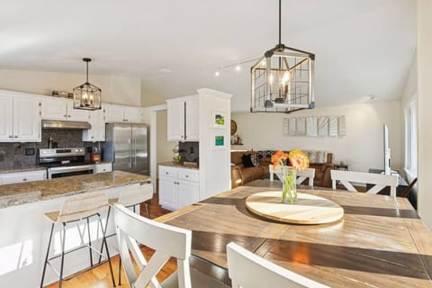 Modern Upper Unit | Hot Tub | Medicine Lake