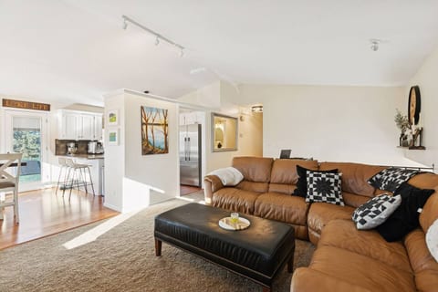Modern Upper Unit | Hot Tub | Medicine Lake