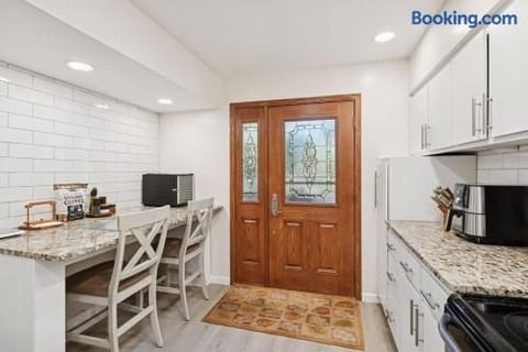 Modern Lower Unit, Hot Tub, Medicine Lake