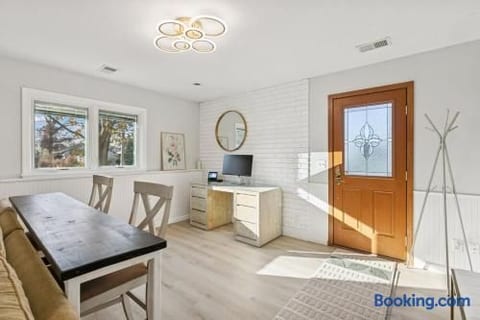 Modern Lower Unit, Hot Tub, Medicine Lake