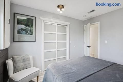 Modern Lower Unit, Hot Tub, Medicine Lake