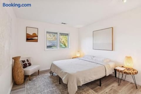 Modern Lower Unit, Hot Tub, Medicine Lake