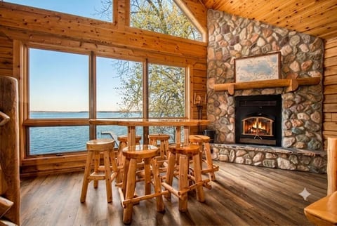 Large Luxury Log Home, Sandy Beach, Pontoon, Sauna