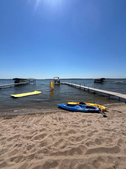 Large Luxury Log Home, Sandy Beach, Pontoon, Sauna