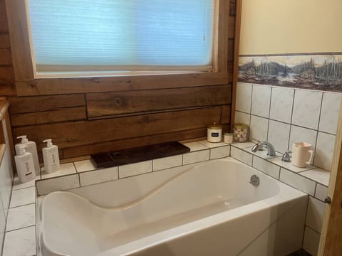 Large Luxury Log Home, Sandy Beach, Pontoon, Sauna