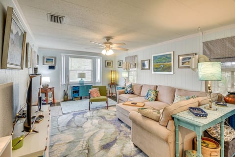 Living Room | Smart TV | Free WiFi | Single-Story Home
