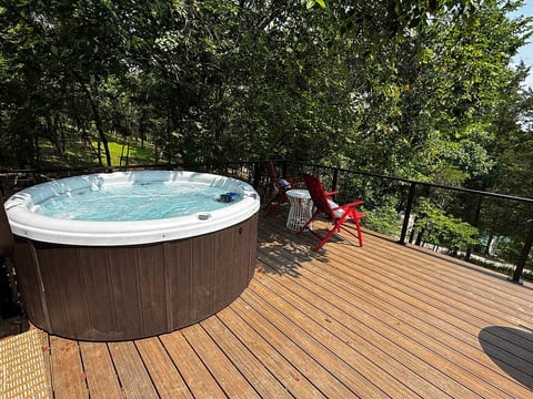 Lucky A Getaway: A-Frame, Lake Views, Hot Tub, Ark