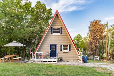 Lucky A Getaway: A-Frame, Lake Views, Hot Tub, Ark