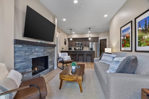 Alpine charm meets modern comfort. Sink into relaxation at Diamond Fox Retreat. 