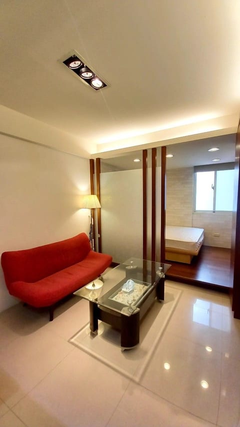 Zhongxiao SOGO independent suite with newly furnished appliances, close to the MRT business district, and one card for luggage check-in. image 1