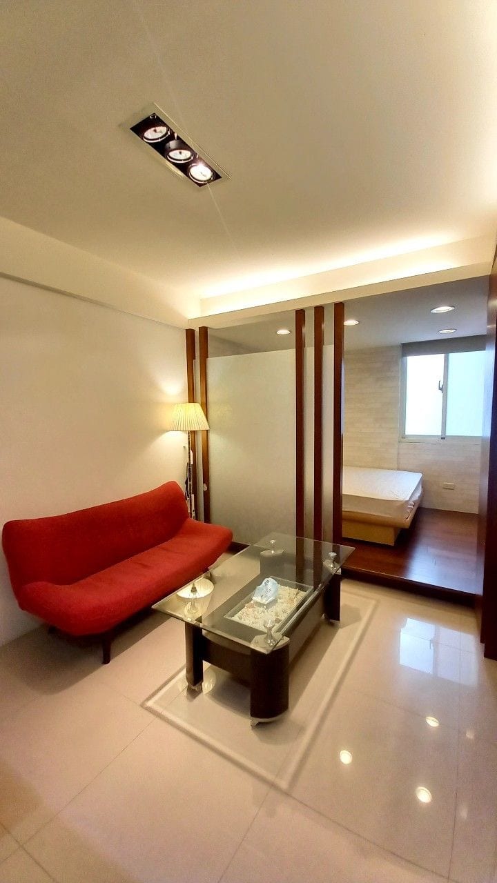 Zhongxiao SOGO independent suite with newly furnished appliances, close to the MRT business district, and one card for luggage check-in. image 1