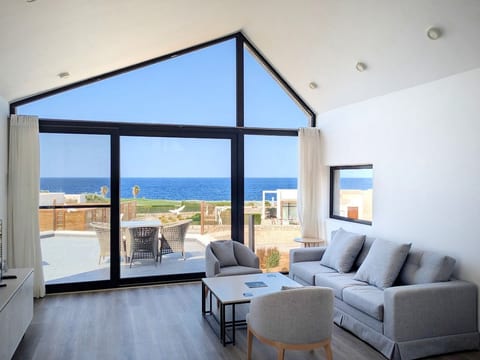 Sea View 2 BR Villa w Terrace, Beach & Pool Access image 4