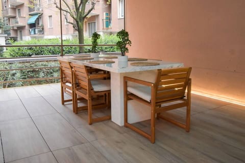 Enjoy peaceful al fresco meals on your private terrace in a quiet residential courtyard. A rare find in central Milan, perfect for slow mornings or evening aperitivos.