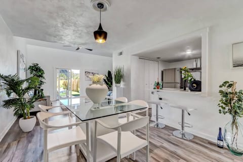 Modern dining area filled with natural light and direct access to the fully equipped kitchen. Ideal for shared meals, coffee chats, or cooking together during your beach getaway.