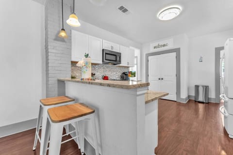 The Farmhouse - Family Friendly Downtown Cottage