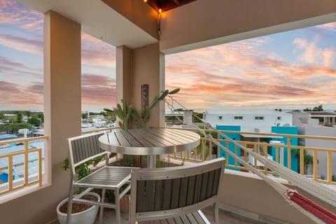 Tropical Sunset Penthouse • Rooftop & Hot Tub
