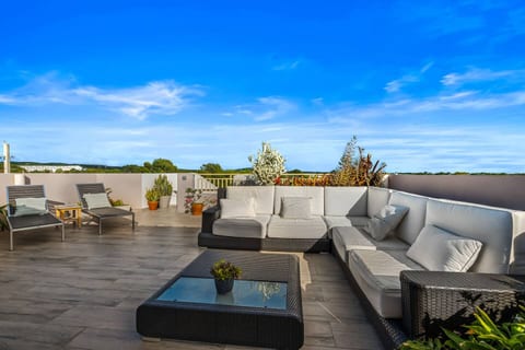 Tropical Sunset Penthouse • Rooftop & Hot Tub
