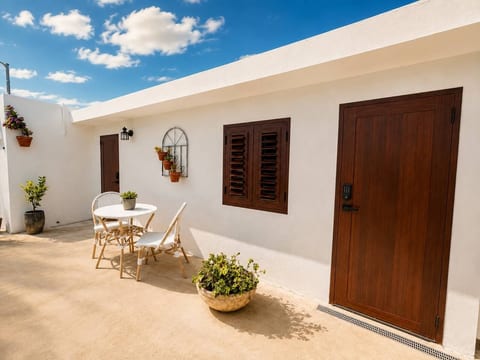 The Oliver Cottage | Patio • Walk to Beach