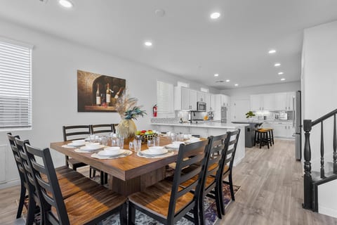 A true 12-person dining table. Plus, 2 kitchen counter seating areas for your entire group to dine together. It's Showtime!