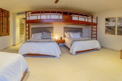 3 Bed Condo Sleeps 12 with Pool, Ocean view + HK