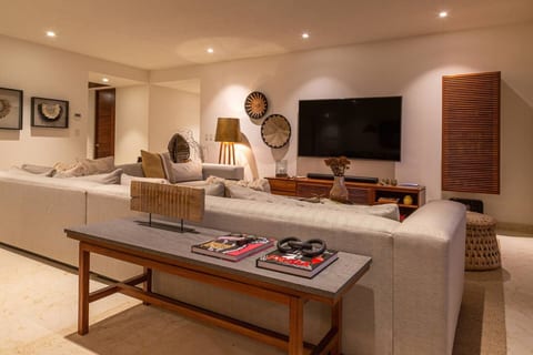 3 Bed Condo Sleeps 12 with Pool, Ocean view + HK