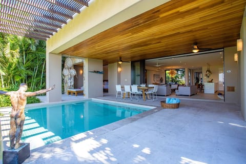 3 bd condo with Ocean views +HK